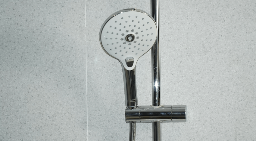 Hoeveel liter water verbruik ik met douchen per minuut?