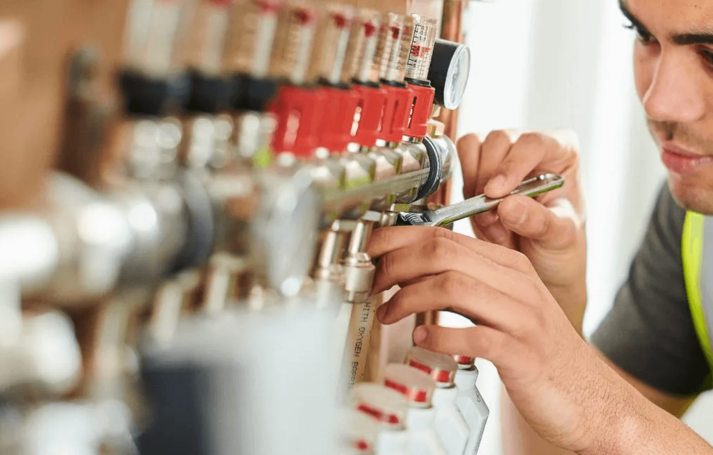 Het installeren van een vloerverwarming verdeler in huis