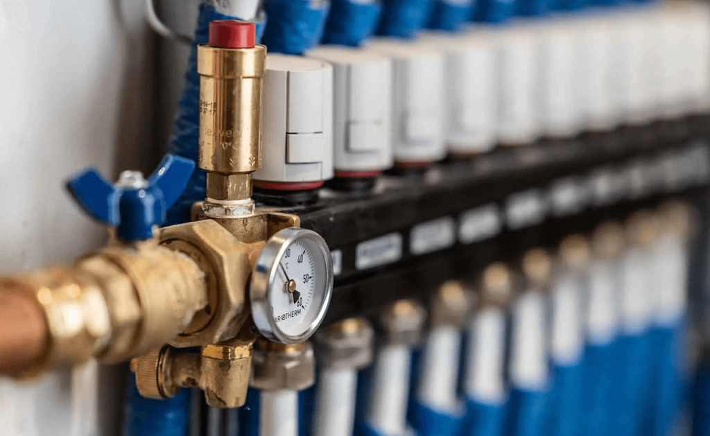 Installatietips voor een vloerverwarming verdeler: doe-het-zelf of professionele hulp