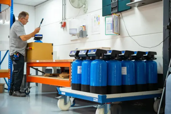 123InstallatieMaterialen - Duowaterontharder 15 liter inclusief zoutbak 60 en isolatiehoes - Image 7