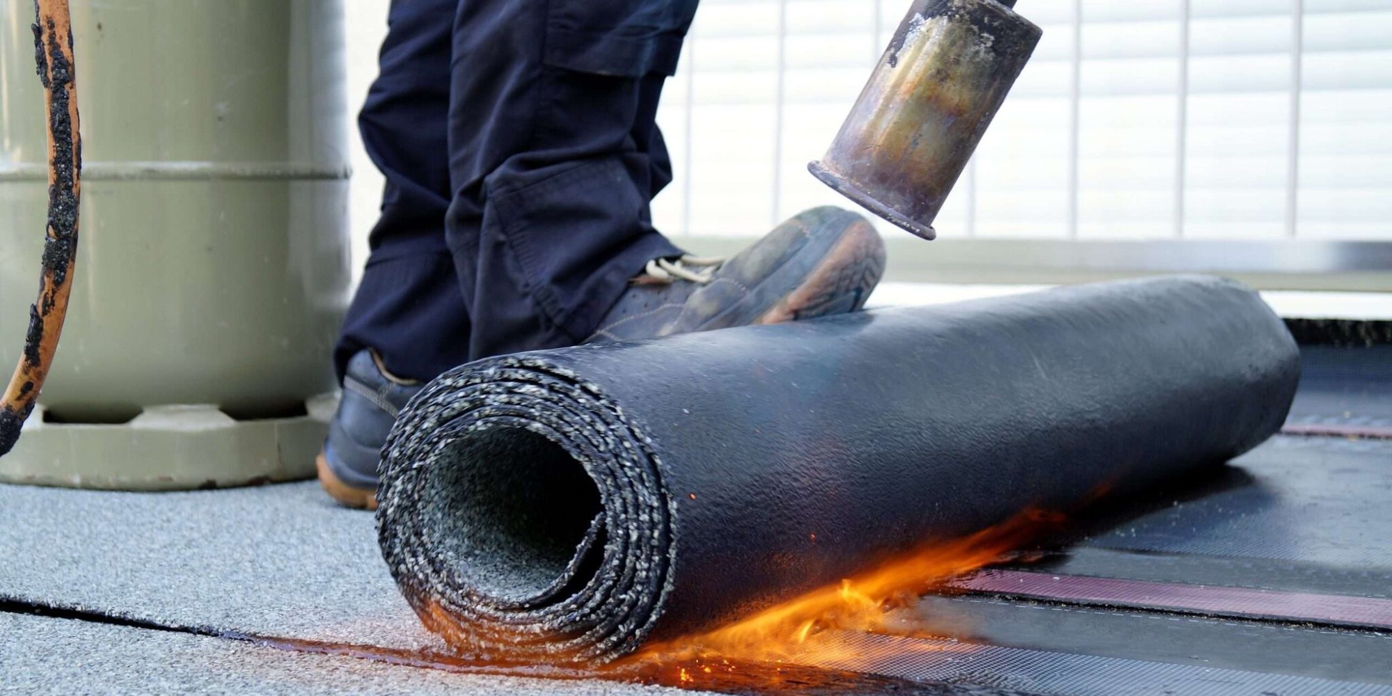 Onderhoud van een bitumen dak voorkom schade en verleng de levensduur Onderhoud van een bitumen dak: voorkom schade en verleng de levensduur