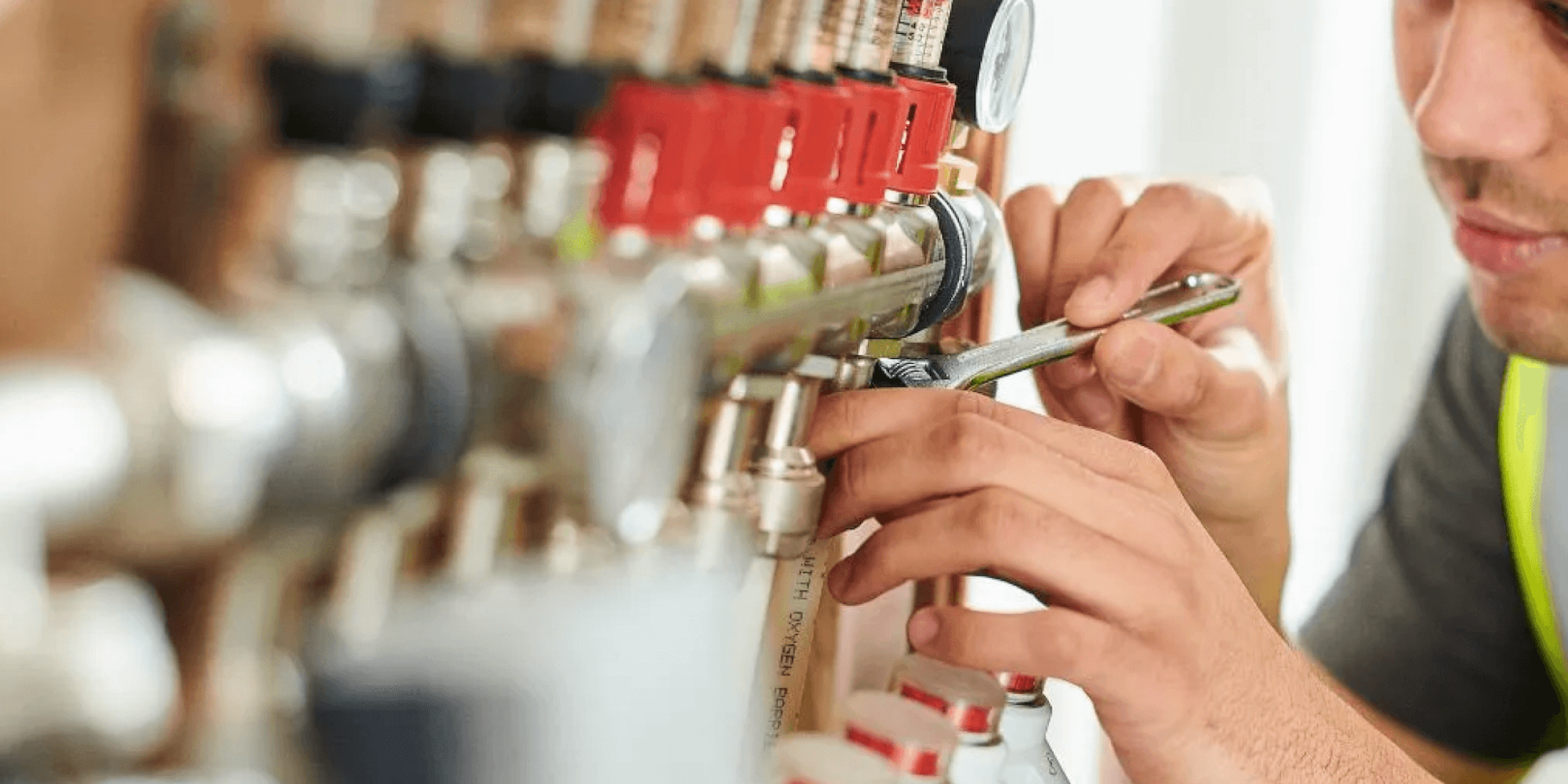 Het installeren van een vloerverwarming verdeler in huis