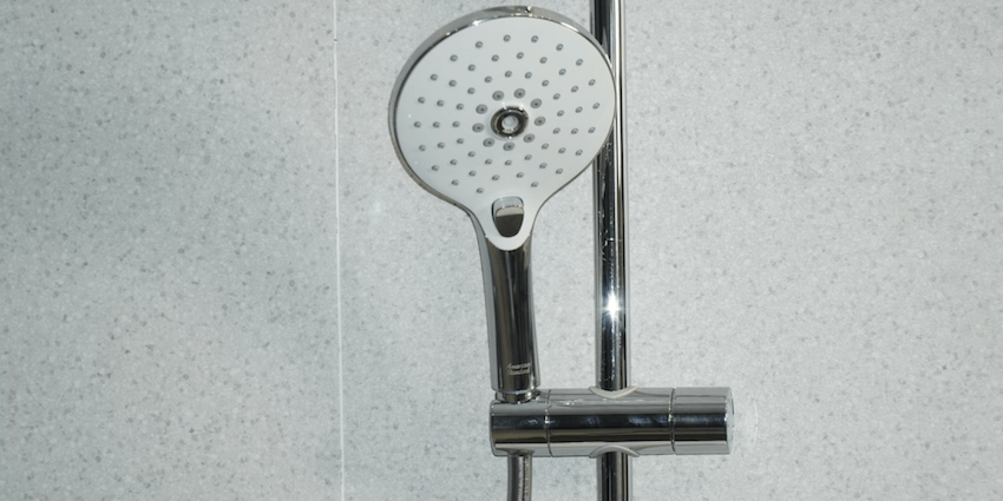 Hoeveel liter water verbruik ik met douchen per minuut?