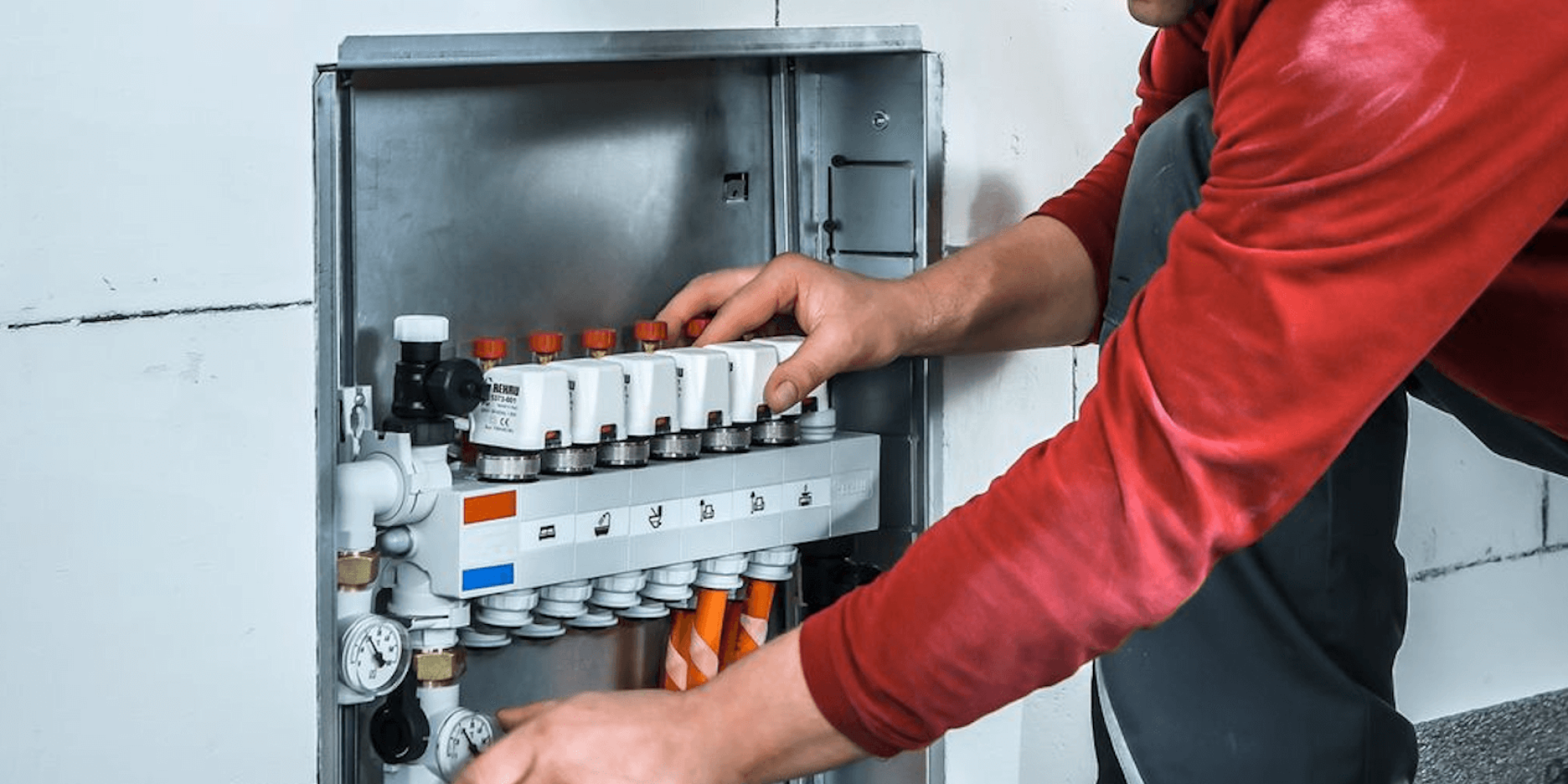 Kiezen voor een open of gesloten vloerverwarmingverdeler?